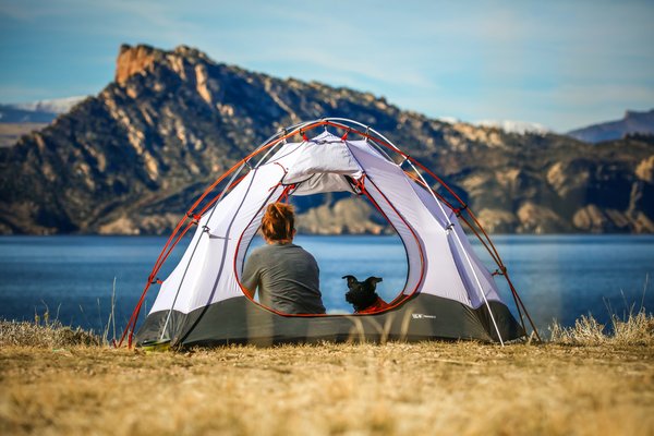 Comment organiser un camping pour une expédition de pêche en rivière sauvage?